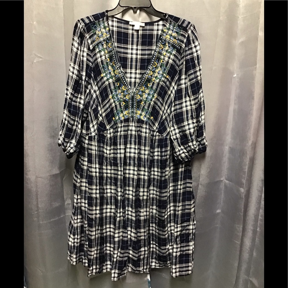 Plaid dress with embroidery